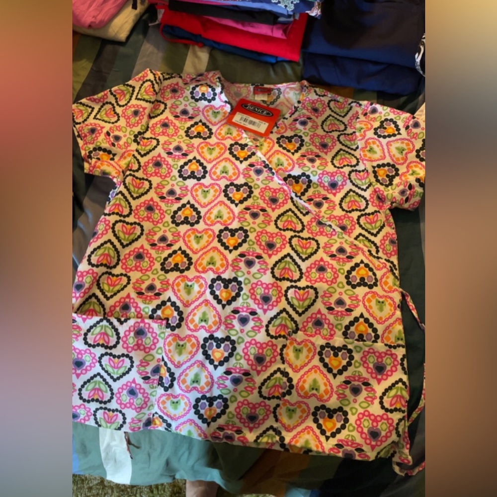 Scrub top bundle - Picture 3 of 10